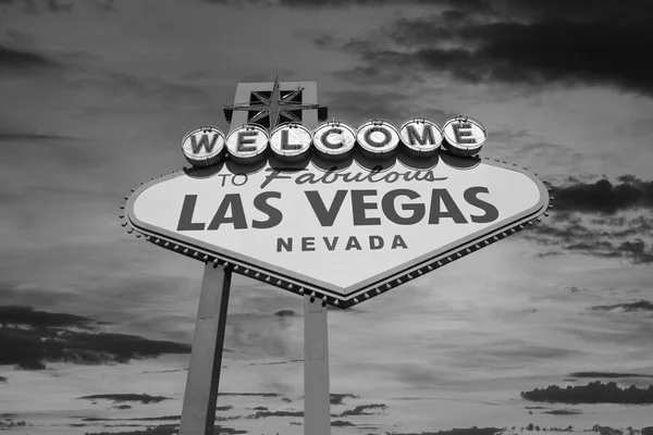 Señal de bienvenida de Las Vegas con cielo al amanecer en blanco y negro —  Fotos de Stock