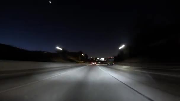 Nachtfahrt im Zeitraffer auf den Autobahnen Hollywood, Hafen und Santa Monica in der Innenstadt von Los Angeles — Stockvideo