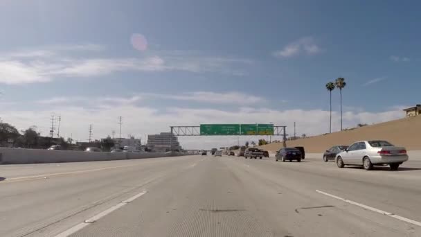 Надпись над головой на автостраде San Diego 405 к югу от аэропорта Лос-Анджелеса и Лонг-Бич — стоковое видео