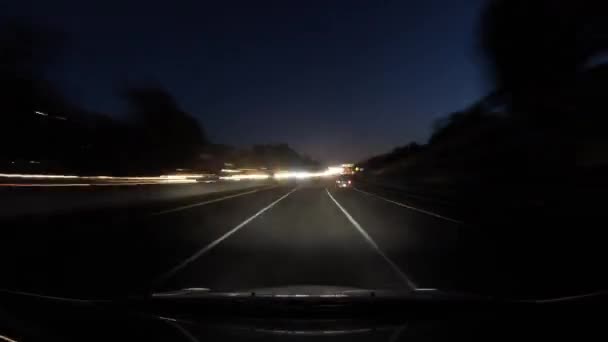 El lapso de tiempo de conducción del amanecer con la reflexión del capó en la autopista Hollywood en Los Ángeles — Vídeo de stock