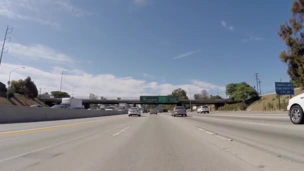 Overhead tecken på San Diego 405 Freeway söderut mot Long Beach — Stockvideo