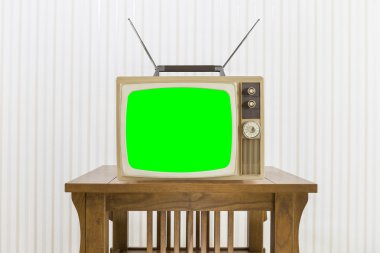 Eski televizyon anteni ile renk perde ahşap masa üzerinde