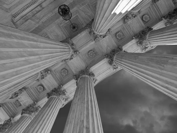 Columnas de la Corte Suprema de Estados Unidos y tormenta en blanco y negro Imágenes de stock libres de derechos