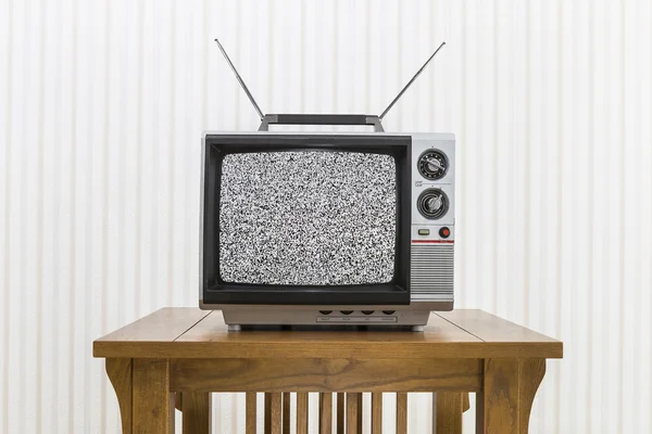 Staré přenosné televize s anténou na dřevěný stůl s statický S Stock Fotografie
