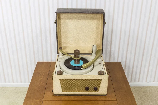 Antiguo tocadiscos en la mesa — Foto de Stock