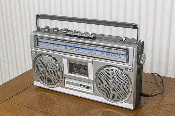 Oude Boom Box op tafel — Stockfoto