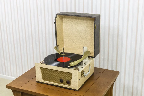 Vintage Record Player with Vinyl Album — Stock Photo, Image