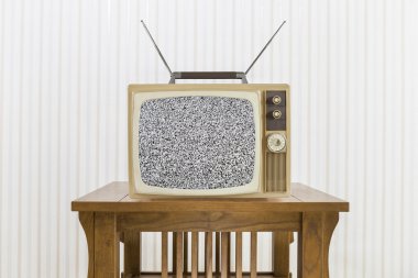 Eski televizyon anteni ile statik perde ahşap masa üzerinde