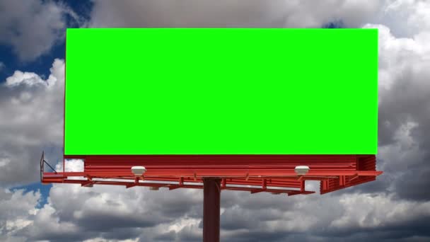 Leere Plakatwand mit grünem Chroma-Schlüssel und Zeitraffer-Himmel — Stockvideo