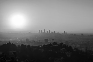 Hollywood ve Downtown Los Angeles Smoggy siyah ve beyaz gündoğumu