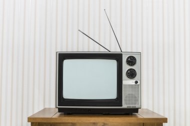 Ahşap masa üzerinde anten ile eski televizyon. 