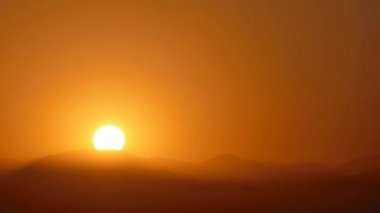 Sunrising zaman atlamalı Los Angeles California San Gabriel dağların arkasında
