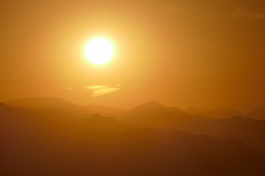 Los Angeles yakınlarındaki San Gabriel Dağları gündoğumu