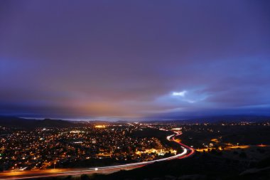 Bulutlu banliyö Simi Valley California gecede