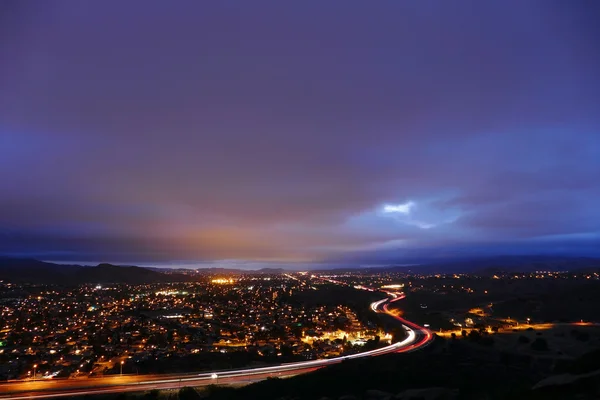 Bewolkte nacht in voorsteden Simi Valley Californië — Stockfoto