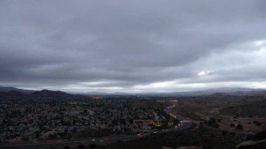Simi Valley yakınındaki Los Angeles California bulutlu alacakaranlıkta zaman atlamalı