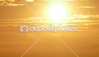 Günbatımı zaman atlamalı Simi Valley yakınındaki Los Angeles California arkasında Zoom ile