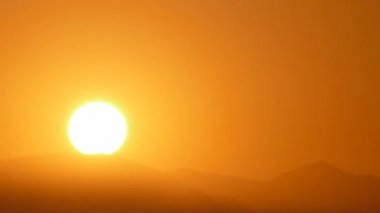 Gündoğumu zaman atlamalı ile Zoom yakınındaki Los Angeles California San Gabriel dağlarının