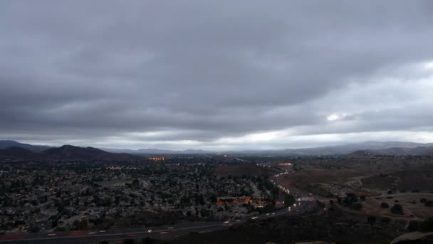 Zachmurzony zachód zmierzch upływ czasu z zoomem Simi Valley w pobliżu Los Angeles w Kalifornii — Wideo stockowe