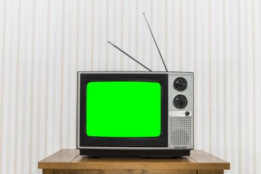 Eski televizyon Chroma anahtar yeşil ekran ile ahşap masa