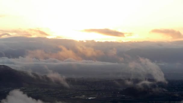 Μετά την πάροδο χρόνου Sunrise καταιγίδα στην περιοχή San Fernando Valley του Λος Άντζελες στην Καλιφόρνια — Αρχείο Βίντεο