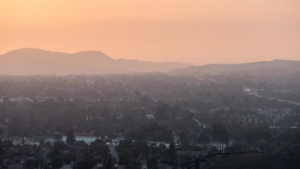 Příměstská doba mezi Západem a teleobjektiv Simi Valley nedaleko Los Angeles California — Stock video