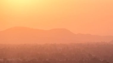 Banliyö Smog günbatımı zaman atlamalı ve Simi Vadisi Los Angeles California yakınındaki
