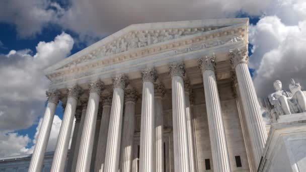 Edificio de la Corte Suprema de los Estados Unidos en Washington DC con nubes de lapso de tiempo — Vídeo de stock