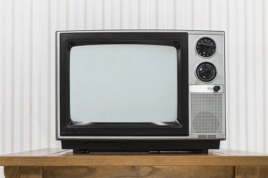 Taşınabilir televizyonda eski ahşap masa