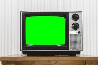 Ahşap masa Chroma anahtar yeşil Scre ile eski taşınabilir televizyon