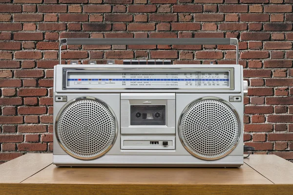 Boombox vintage na mesa com parede de tijolo vermelho — Fotografia de Stock