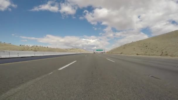 Las Vegas Interstate 15 snelweg teken rijden Shot — Stockvideo