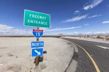 Interstate 15 rampa üye Mojave Çölü'nde
