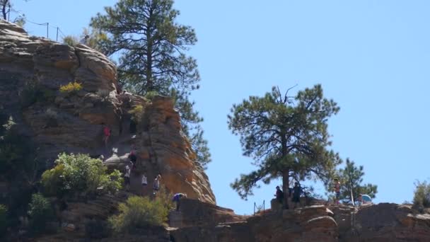 Zion National Park Multidões escalada Anjos desembarque com Zoom — Vídeo de Stock