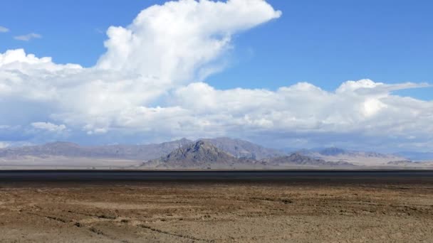 Сода сухий озеро біля Zzyzx в в Каліфорнії Mojave Національного заповідника — стокове відео