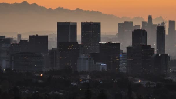 Morgengrauen Schwenken Zeitraffer der Jahrhundertstadt mit Innenstadt los angeles im Hintergrund — Stockvideo