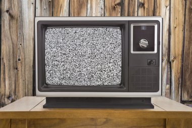 Eski televizyon statik ekran ve rustik ahşap duvar