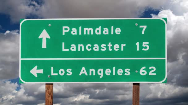 ロサンゼルス、パームデールとランカスター道路サイン — ストック動画