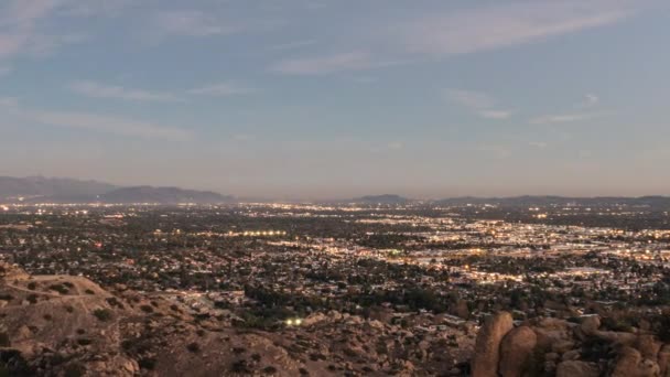 カリフォルニア州ロサンゼルスの San Fernando Valley ズーム時間の経過 — ストック動画