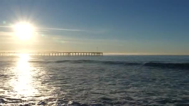 Ventura Pier gündoğumu dalgalar — Stok video