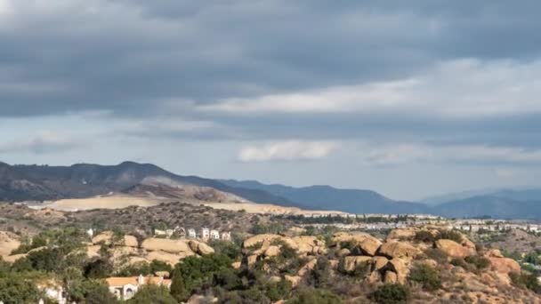カリフォルニア州ロサンゼルスのポーター牧場をズームで嵐の雲の時間の経過 — ストック動画