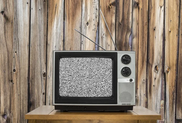 Vintage televíziós, statikus képernyő és rusztikus, fából készült fal Stock Kép