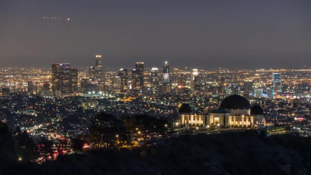 El centro de Los Ángeles y Griffith Park anochecen hasta el final de la noche — Vídeos de Stock