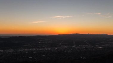 Los Angeles günbatımı için gece dağ manzaralı zaman atlamalı zoom ile