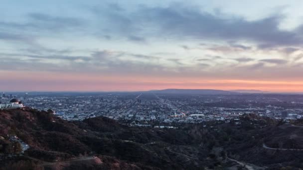 Los angeles griffith park dämmerung zeitraffer mit zoom out — Stockvideo