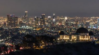 Gece zaman atlamalı ile uzaklaştırmak için Downtown Los Angeles ve Griffith Park dusk