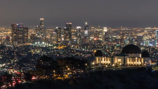 Центр Лос-Анджелеса и Гриффит-парк с наступлением темноты теряют масштаб — стоковое видео
