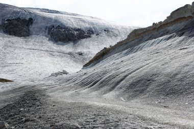 Avusturya 'daki Rettenbach buzulu. Avusturya 'da bir buzul