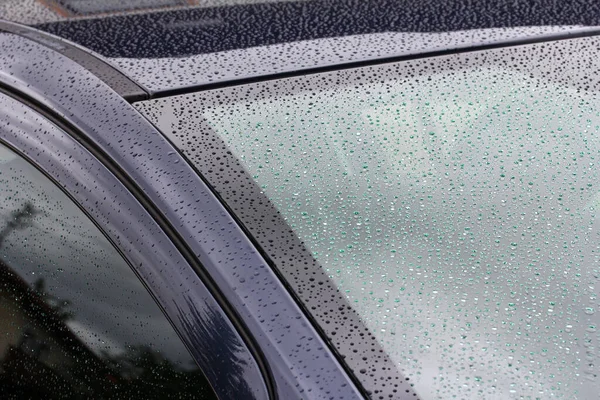 Regenwetter Und Straße Regentropfen Auf Einem Auto — Stockfoto