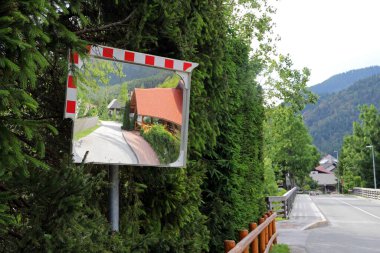 Trafik aynası yoldaki kötü ışıklandırma koşullarında